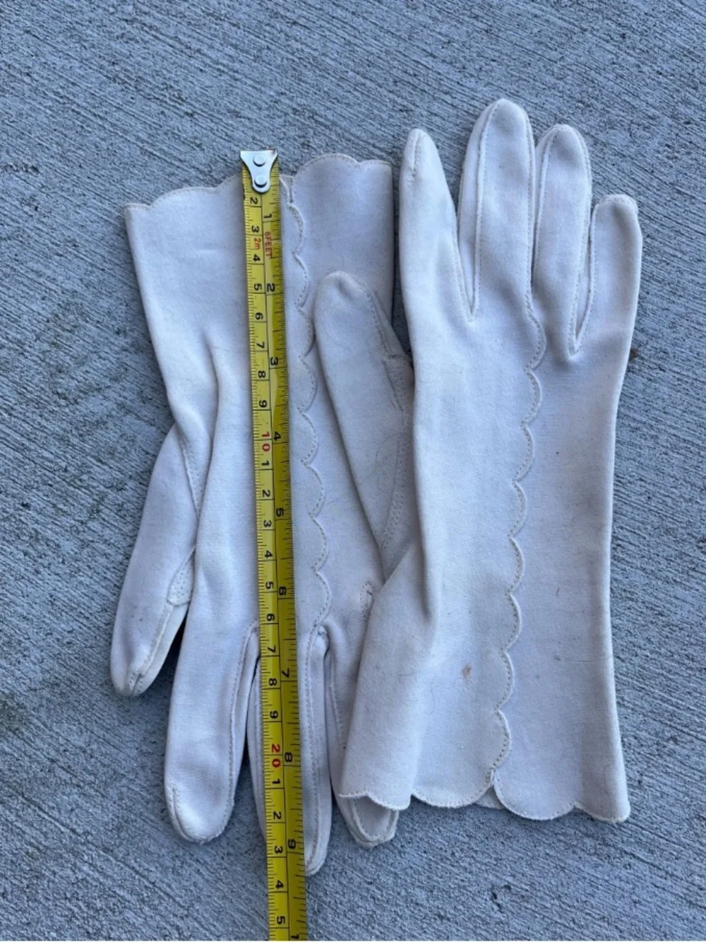 VINTAGE WHITE SCALLOPED COTTON GLOVES